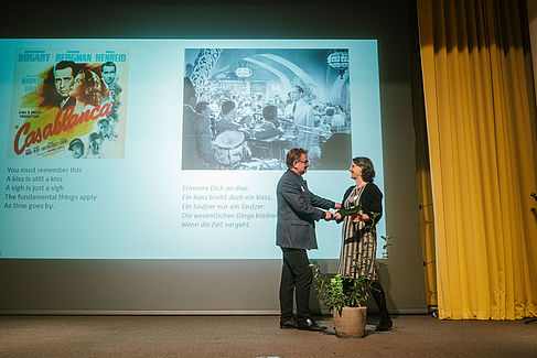 Prof. Dr. Carsten Busch bedankt sich bei Prof. Dr. Annabella Rauscher-Scheibe für das Geschenk © HTW Berlin/Alexander Rentsch