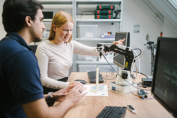 Zwei Studierende am Roboter © HTW Berlin/Alexander Rentsch