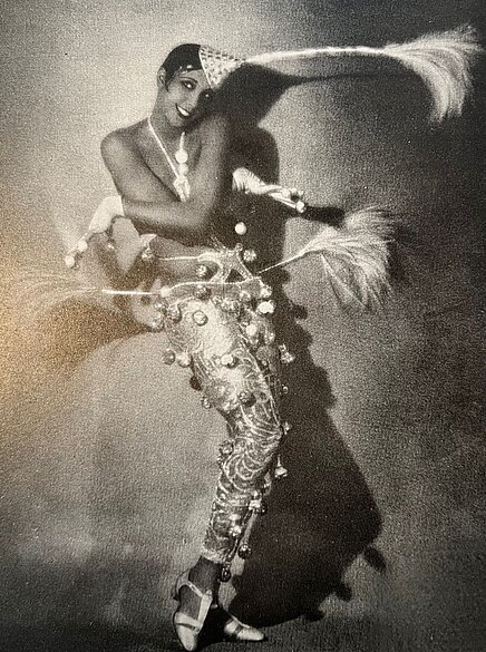 Schwarz-weiß Foto von Josefine Baker in einem extravaganten Kleid