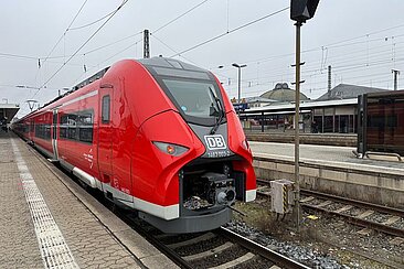 Regionalzug am Bahnhof © istockphoto.com/Thananat