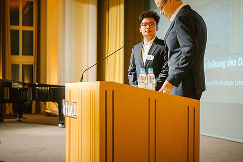 Prof. Dr. Tilo Wendler und Hong Dang Nguyen © HTW Berlin/Alexander Rentsch
