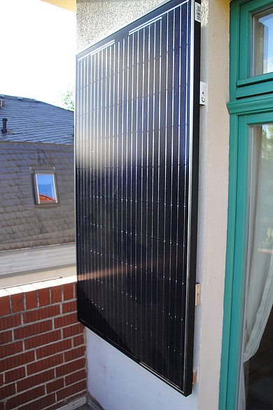 Stecker Solargerät an einer Hauswand © indielux