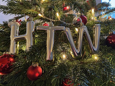 Weihnachtsbaum mit goldenen Buchstaben H, T und W © Anja Schuster