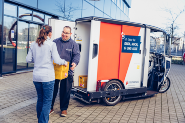Sven Rywoldt, Beschäftigter der Betriebsstätte Wilhelminenhof der Stephanus-Werkstätten Berlin, übernimmt seit einigen Wochen den Postpendelbetrieb für die HTW Berlin. 