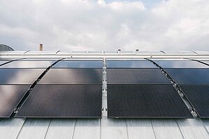 PV-Anlage auf einem Gebäude-Dach 