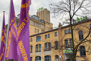 Fahnenaktion zum Tag gegen Gewalt an Frauen auf dem Campus Wilhelminenhof 