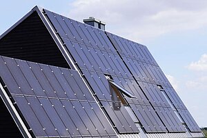 Hausdach mit Solaranlage 