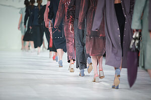 Blick von unten auf einen Laufsteg mit Models © Goran Jakus Photography - istockphoto.com