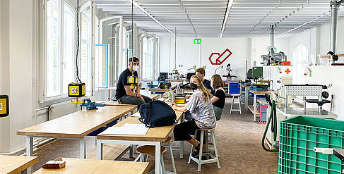 Studierende in einer Praxisveranstaltung im Studiengang Industrial Design mit Masken © HTW Berlin/Anja Schuster