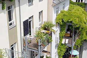 Stecker-Solargerät an einem Balkon © indielux