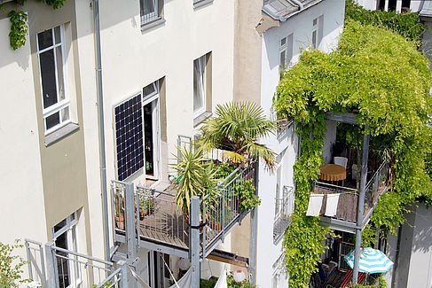 Stecker-Solar-Panel am Balkon © indielux