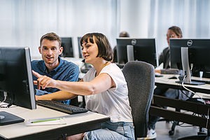 Studierende in einem Informatik-Lehrraum der HTW Berlin