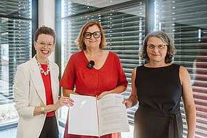 HTW-Vizepräsidentin Stefanie Molthagen-Schnöring, Senatorin Ina Czyborra und HTW-Präsidentin Annabella Rauscher-Scheibe mit Urkunde
