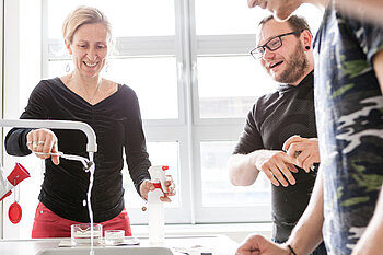 Professorin mit Studierenden bei der Laborarbeit