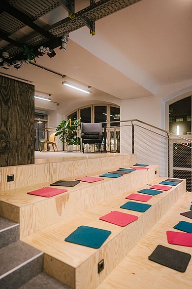 Treppe mit Sitzmöglichkeiten im Co-Working Space