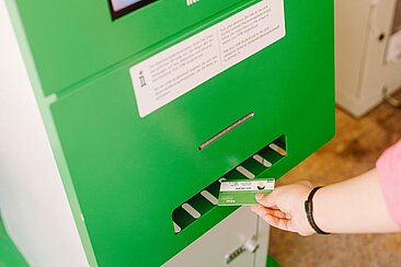 Eine Hand nimmt die HTW StudentCard aus einem Automaten © HTW Berlin/Alexander Rentsch