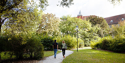 Zwei Studierende auf dem Campus Treskowallee © HTW Berlin/Maria Schramm Zwei Studierende auf dem Campus Treskowallee