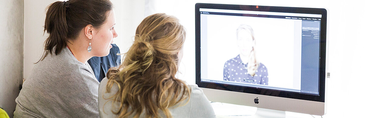 Studentinnen vor einem Bildschirm