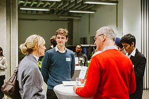 Professor*innen, Fördernde und Studierende im Gespräch bei der Vergabefeier am 20.11.2025 © HTW Berlin/Anja Schuster