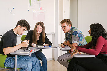 Vier Studierende bei der Gruppenarbeit © HTW Berlin/Alexander Rentsch Vier Studierende bei der Gruppenarbeit