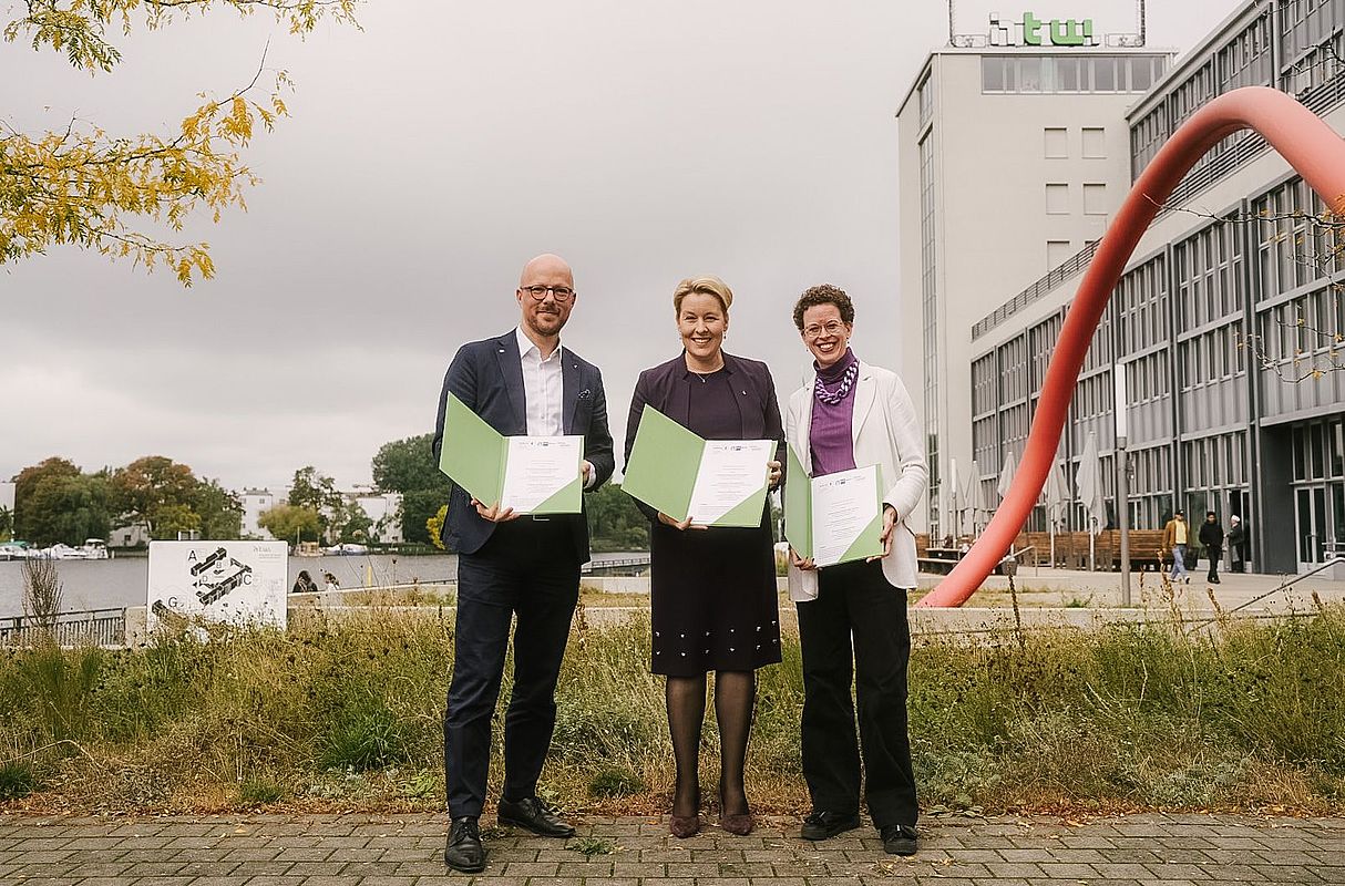 Sebastian Stietzel, Fanziska Giffey und Prof. Dr. Stefanie Molthagen-Schnöring mit dem unterzeichneten Memorandum of Understanding am Campus Wilhelminenhof © HTW Berlin/Alexander Rentsch