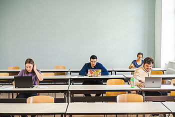 Studierende mit Laptops