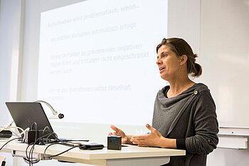 Psychological counsellor during a lecture © HTW Berlin/Nikolas Fahlbusch Psychological counsellor during a lecture