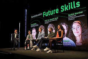 6 Personen auf dem Podium beim DPWK 2026, im Hintergrund eine Folie "Future Skills" © DPWK/Elias Bernhardt