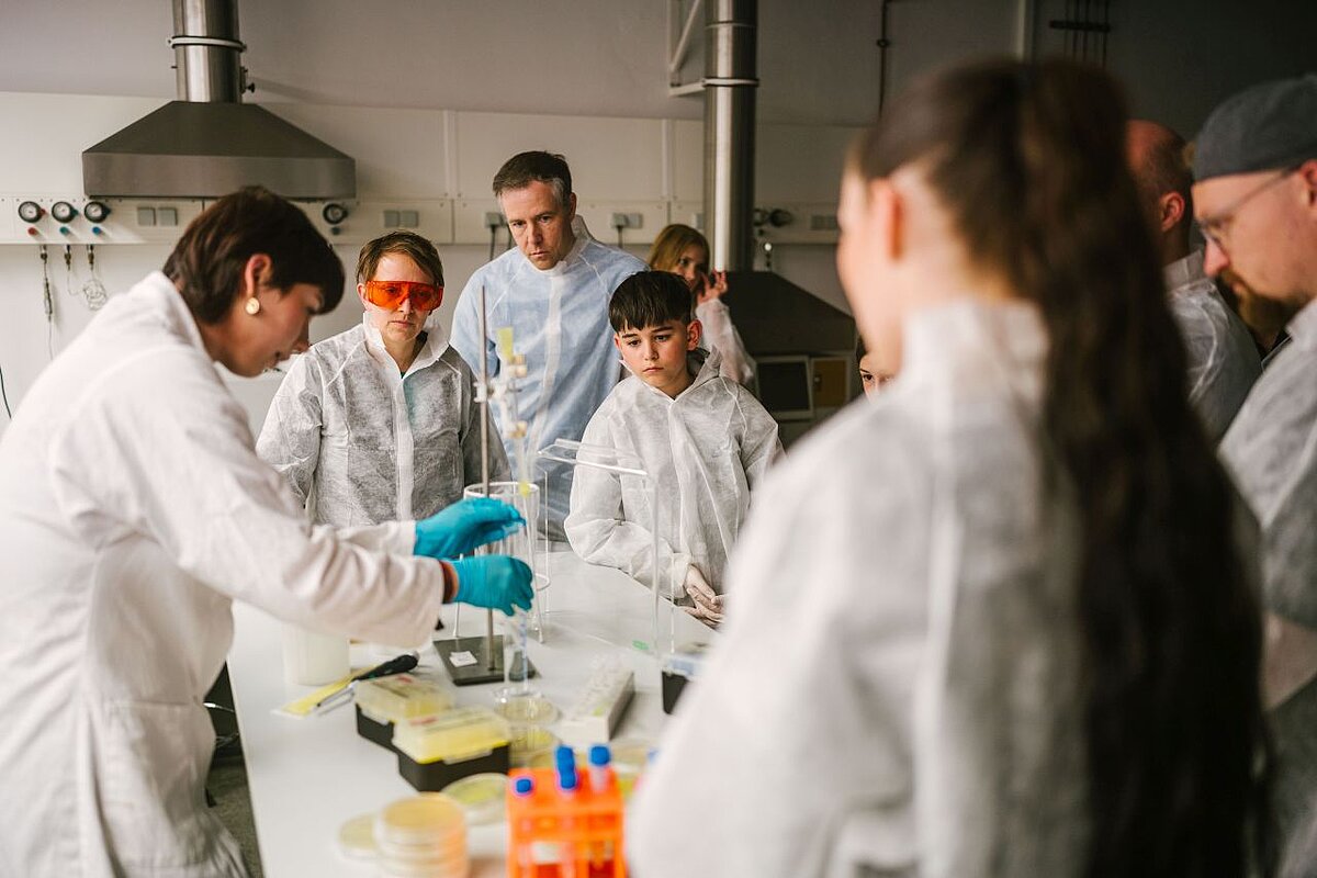 Labor mit Besucher*innen bei der Langen Nacht der Wissenschaften 2024. Die Lange Nacht ist eines der Formate, um Forschung für die Gesellschaft zugänglich zu machen. 