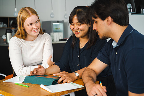 Drei Studierende im Gespräch