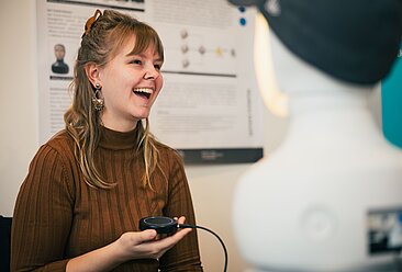 Lachende Frau vor einem Exponat © Zukunft findet Stadt/Michael Rüger