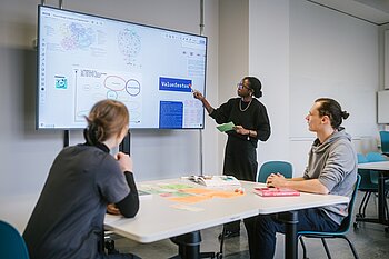 Drei Personen an einem Whiteboard © HTW Berlin/Alexander Rentsch Drei Personen an einem Whiteboard