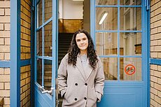 Fiarra Pohling an einer Tür