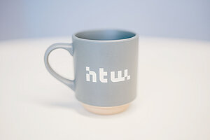 Tasse mit HTW-Logo © HTW Berlin/Alexander Rentsch