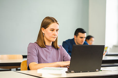 Studentin arbeitet am Laptop