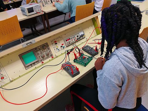 Eine Studentin arbeitet an an einem Laborplatz mit Elektrotechnik  © Handwerkskammer Berlin/Franziska Heckel