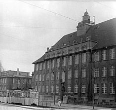 Die Straßenansicht des Planökonomischen Institutes.