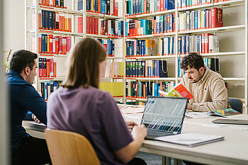 Studierende in der Bibliothek auf dem Campus Treskowallee