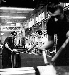 Zwei Männer arbeiten im Fabrikgebäude im VEB Kabelwerk Oberspree.