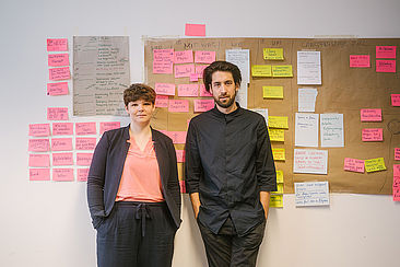 Alexander Müller-Rakow und Antonia Schäfer vor einer Pinwand
