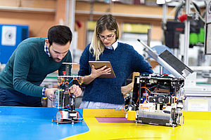 Studierende in einer Werkstatt © istockphoto.com