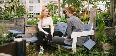Zwei Studentinnen sitzen im Urban Garden © HTW Berlin/Alexander Rentsch Zwei Studentinnen sitzen im Urban Garden