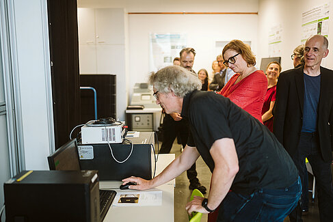 Professor Bert Stegemann und Ina Czyborra im Labor 