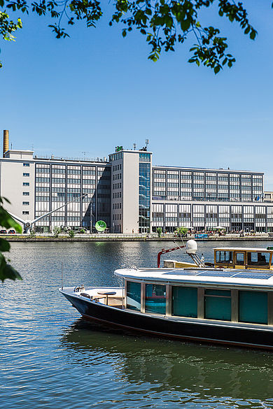 Blick auf Gebäude G auf dem Campus Wilhelminenhof vom anderen Spreeufer aus