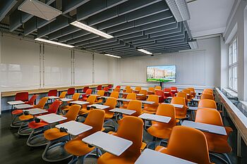 Raum mit Tischen und Stühlen © HTW Berlin/Alexander Rentsch