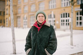 Ilka Borchardt auf dem Campus Wilhelminenhof Ilka_Borchardt_DSC236855_Flur__c__HTW_Berlin_Alexander_Rentsch.jpg Ilka Borchardt mit Mütze