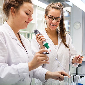 Students in the laboratory © HTW Berlin/Nina Zimmermann Students in the laboratory