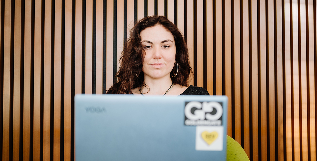 Frau vor einem Laptop © HTW Berlin/Alexander Rentsch Frau vor einem Laptop