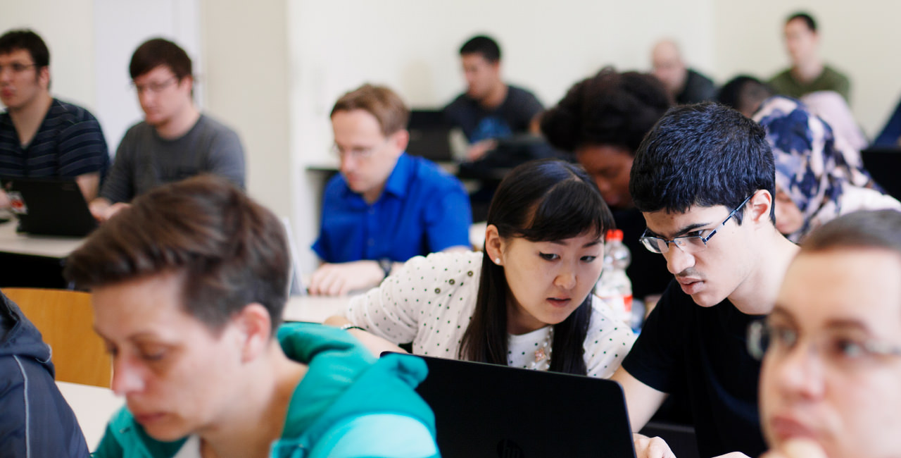 Two international students attending a course © HTW Berlin/Maria Schramm Two international students attending a course