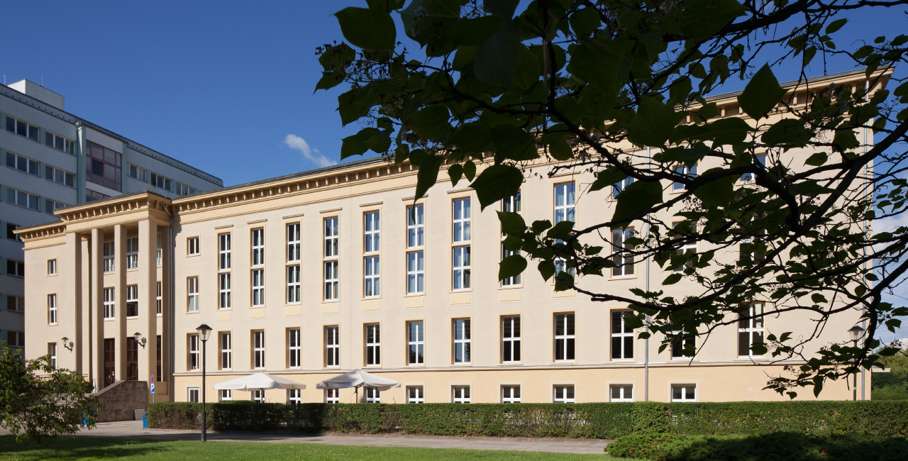 Mensagebäude auf dem Campus Treskowallee